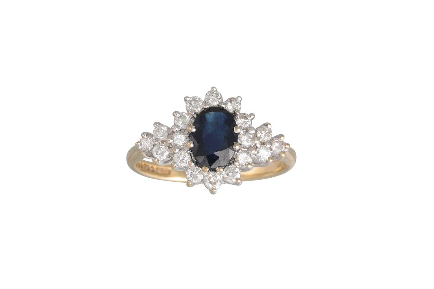 Lot 25 - A DIAMOND AND SAPPHIRE CLUSTER RING, the oval...