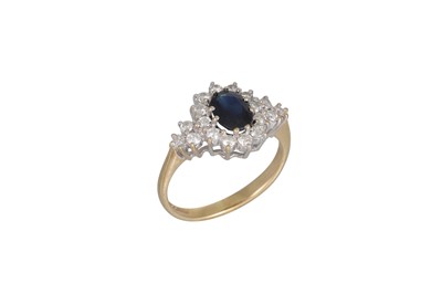 Lot 25 - A DIAMOND AND SAPPHIRE CLUSTER RING, the oval...