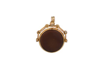 Lot 26 - AN ANTIQUE GOLD SWIVEL FOB, set with carnelian...