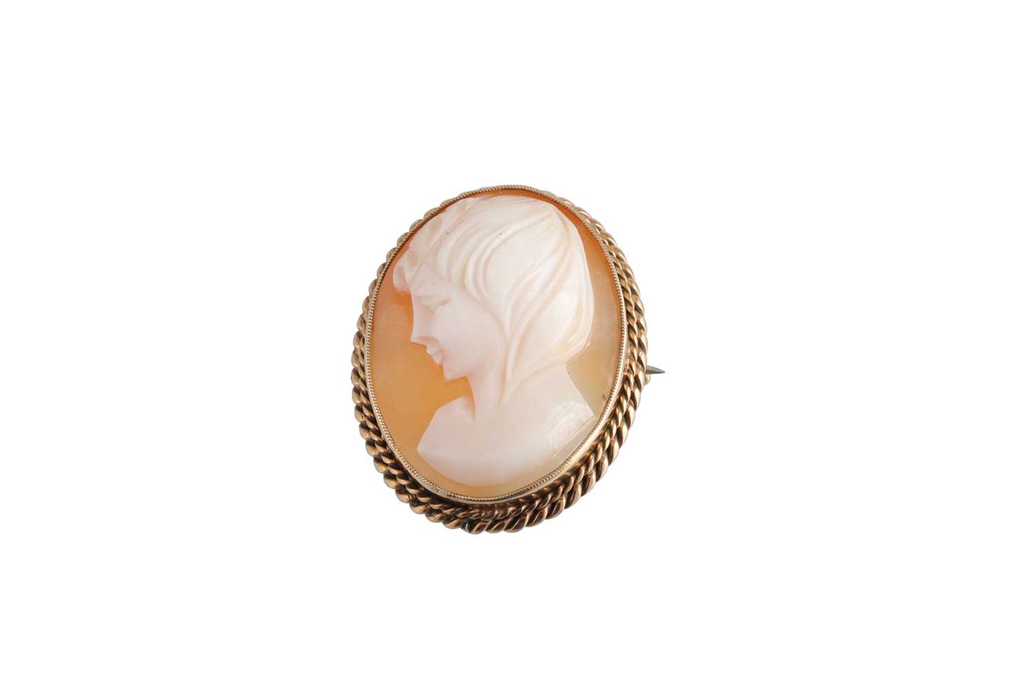Lot 169 - A 9CT GOLD CAMEO BROOCH, depicting a lady