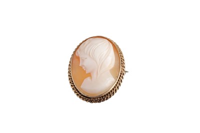 Lot 21 - A 9CT GOLD CAMEO BROOCH, depicting a lady