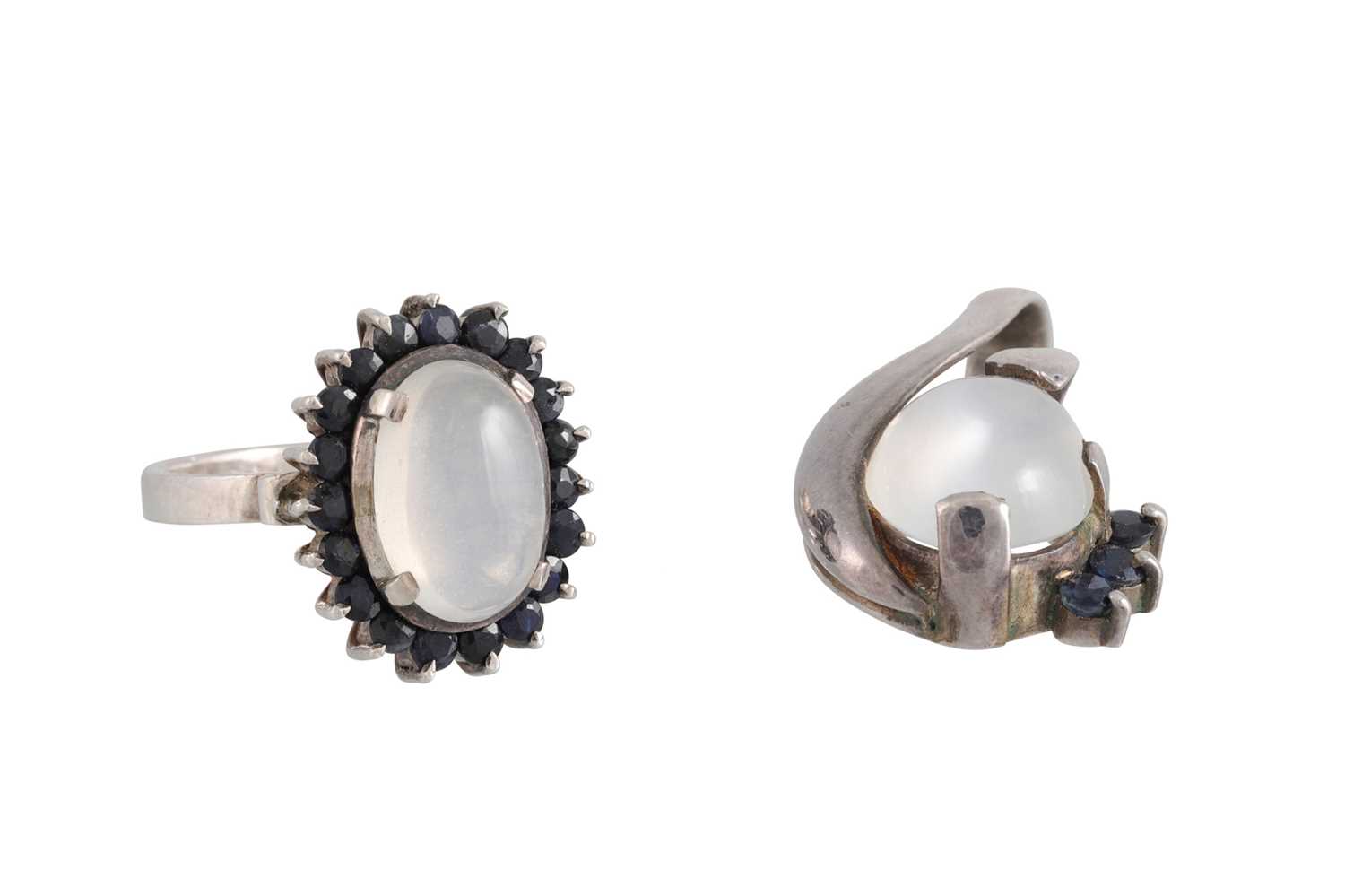 Lot 25 - A MOONSTONE AND SAPPHIRE CLUSTER RING, the...
