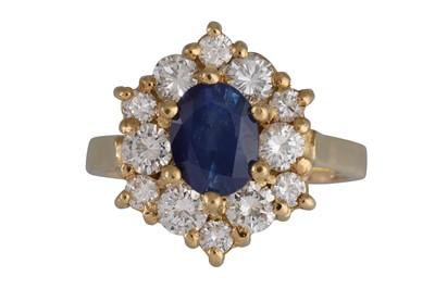 Lot 71 - A DIAMOND AND SAPPHIRE CLUSTER RING, the oval...