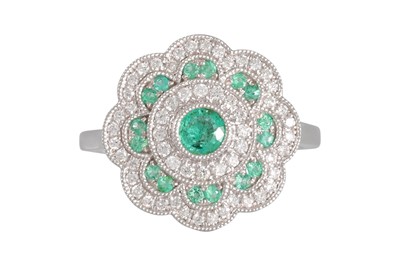 Lot 98 - A DIAMOND AND EMERALD CLUSTER RING, of daisy...