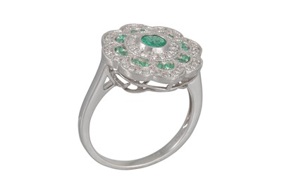Lot 98 - A DIAMOND AND EMERALD CLUSTER RING, of daisy...