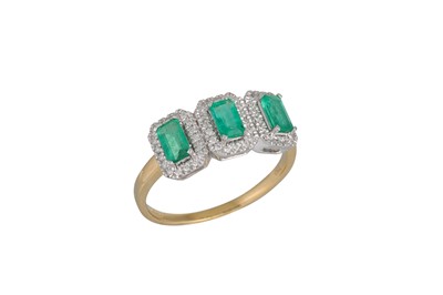 Lot 99 - A DIAMOND AND EMERALD TRIPLE CLUSTER RING, the...