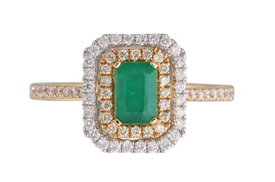 Lot 101 - A DIAMOND AND EMERALD CLUSTER RING, of square...