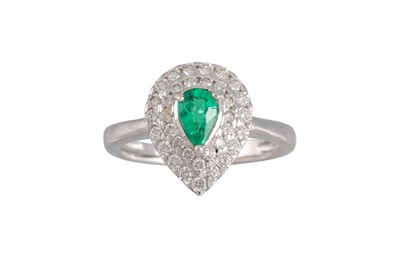 Lot 103 - A DIAMOND AND EMERALD CLUSTER RING, the pear...