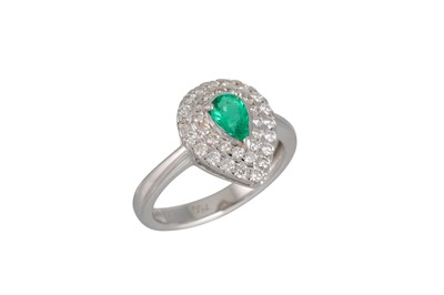 Lot 103 - A DIAMOND AND EMERALD CLUSTER RING, the pear...