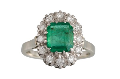 Lot 323 - A VINTAGE EMERALD AND DIAMOND CLUSTER RING,...