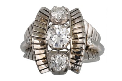 Lot 331 - A RETRO THREE STONE DIAMOND UP FINGER RING,...