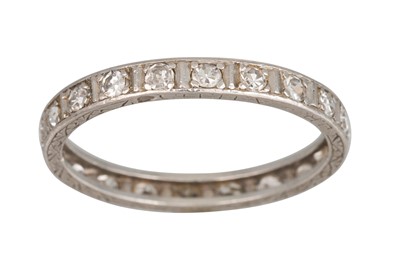 Lot 334 - AN ANTIQUE ETERNITY RING, the circular...
