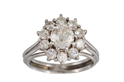 Lot 418 - A VINTAGE DIAMOND CLUSTER RING, the old cut...