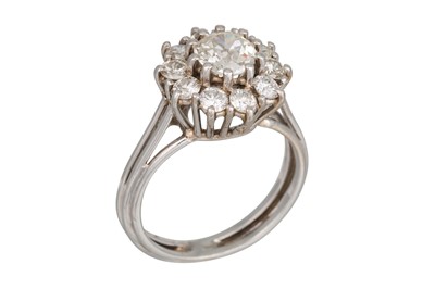 Lot 324 - A VINTAGE DIAMOND CLUSTER RING, the old cut...
