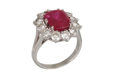 Lot 365 - A RUBY AND DIAMOND CLUSTER RING, the oval ruby...