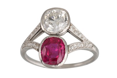 Lot 366 - AN ANTIQUE RUBY AND DIAMOND TWO STONE RING,...