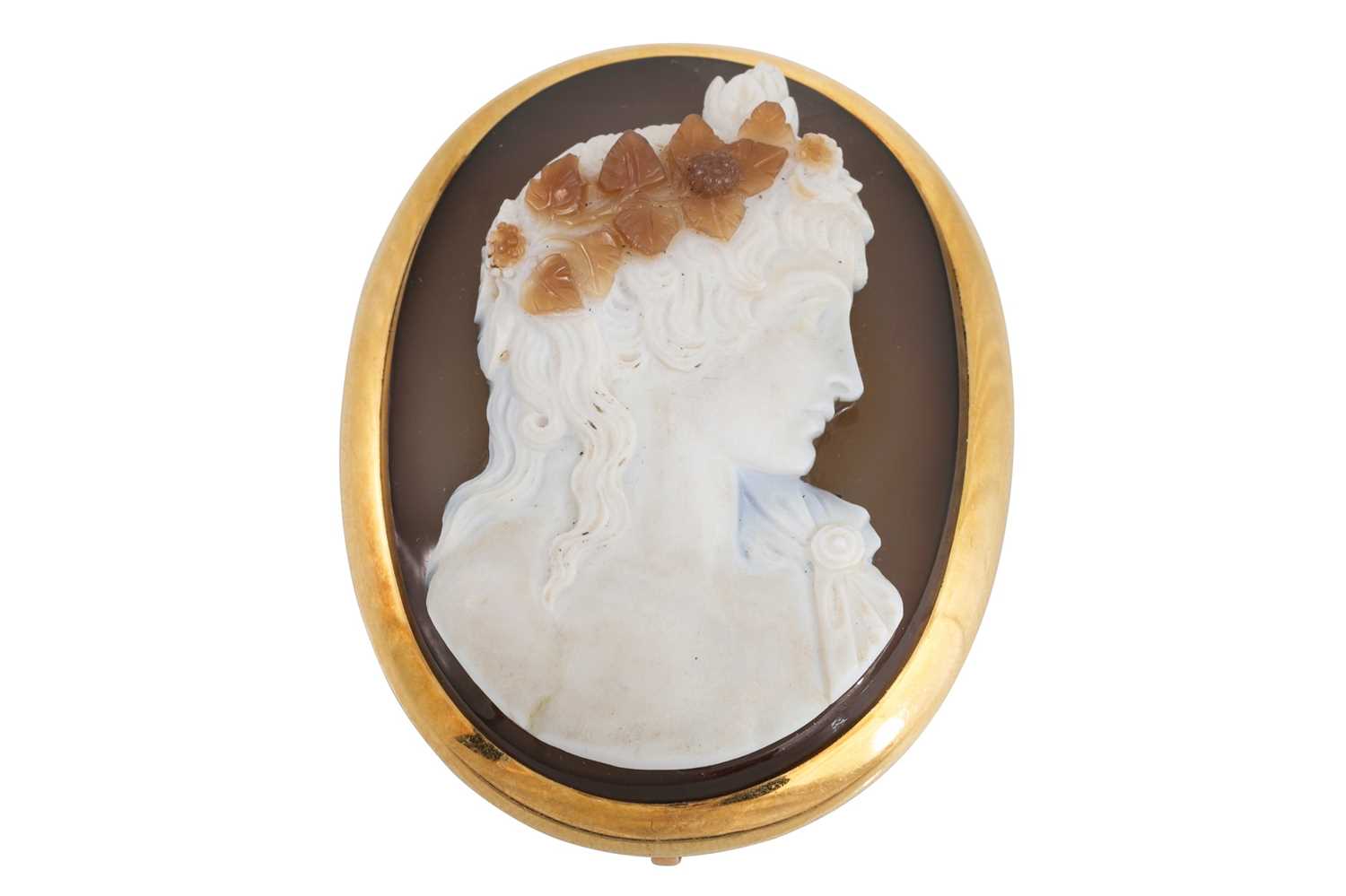 Lot 367 - AN ANTIQUE AGATE CAMEO BROOCH, mounted in...