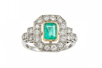 Lot 259 - AN EMERALD AND DIAMOND CLUSTER RING, plaque...
