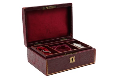 Lot 487 - AN ANTIQUE LEATHERETTE COVERED JEWELLERY BOX,...