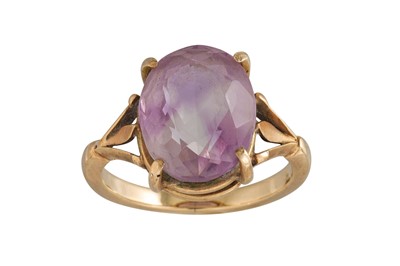 Lot 326 - AN AMETHYST DRESS RING, mounted in yellow gold,...