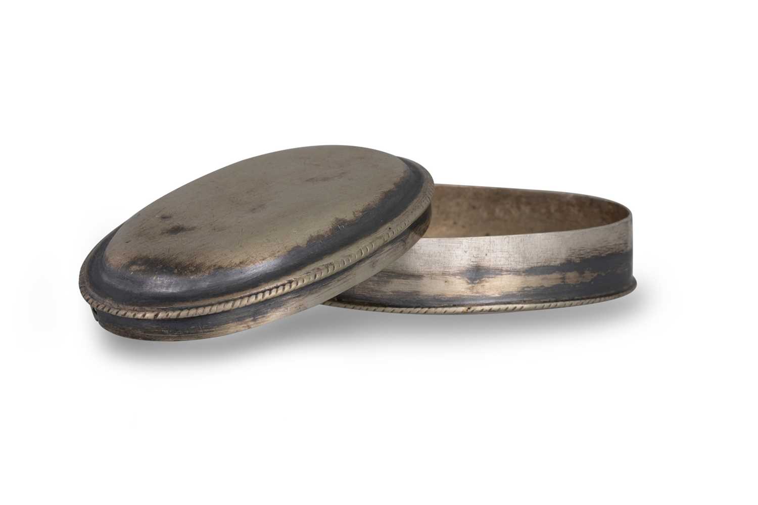 Lot 468 - AN ANTIQUE CONTINENTAL SILVER OVAL SNUFF BOX,...