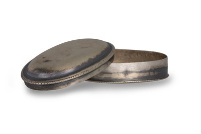Lot 538 - AN ANTIQUE CONTINENTAL SILVER OVAL SNUFF BOX,...