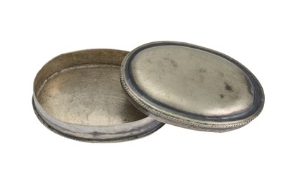 Lot 468 - AN ANTIQUE CONTINENTAL SILVER OVAL SNUFF BOX,...