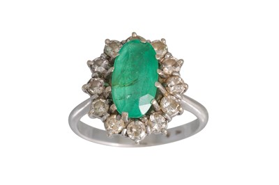 Lot 359 - AN EMERALD AND DIAMOND CLUSTER RING, the oval...