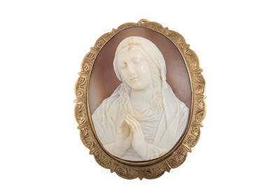 Lot 291 - A 9CT GOLD CAMEO BROOCH, depicting a lady, on...