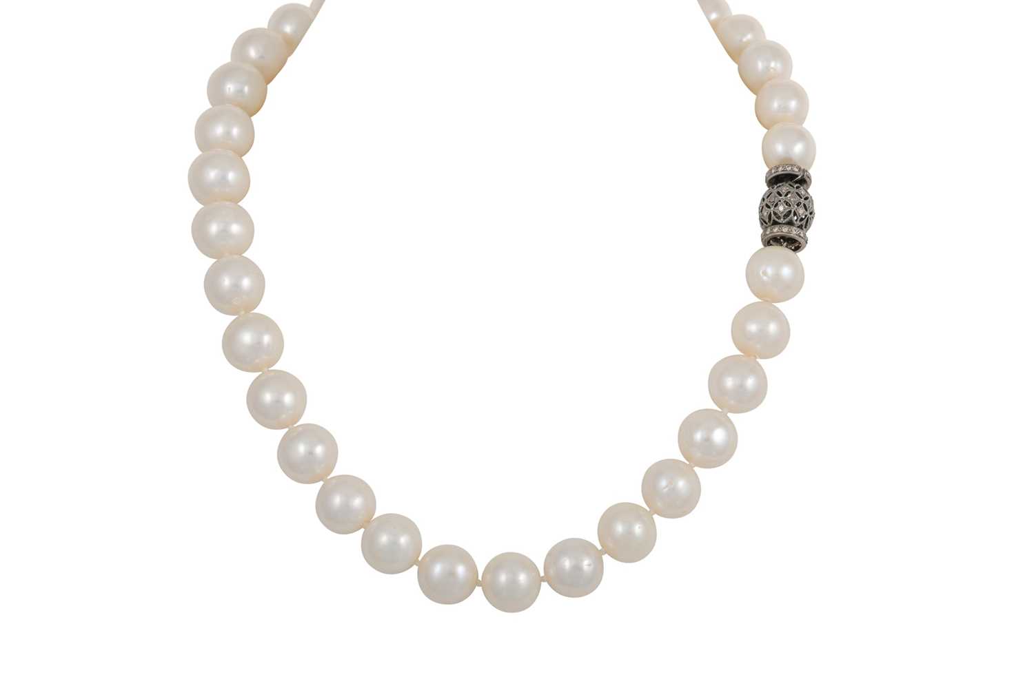 Lot 58 - A CULTURED PEARL NECKLACE, with black diamond...