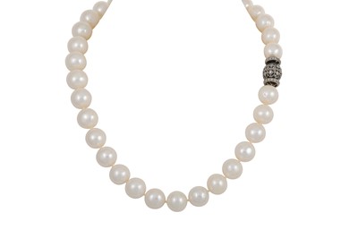 Lot 58 - A CULTURED PEARL NECKLACE, with black diamond...