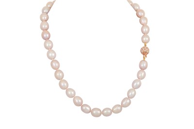 Lot 59 - A PINK TONED CULTURED PEARL NECKLACE, with...