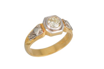 Lot 63 - A VINTAGE DIAMOND SOLITAIRE RING, the...
