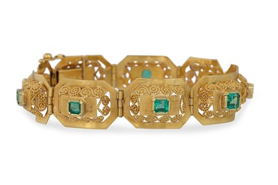 Lot 27 - AN EMERALD AND GOLD PANEL BRACELET, each panel...
