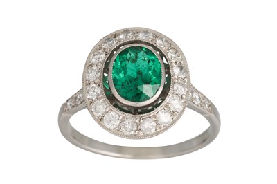 Lot 350 - AN EMERALD AND DIAMOND CLUSTER RING, of oval...