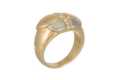 Lot 267 - A DIAMOND SET RING, mounted in 18ct yellow...