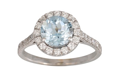 Lot 272 - AN AQUAMARINE AND DIAMOND CLUSTER RING, the...