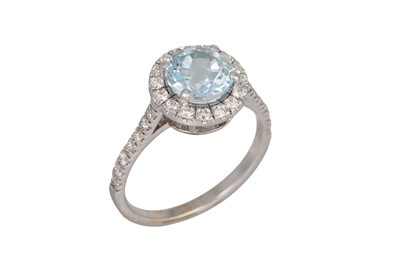 Lot 272 - AN AQUAMARINE AND DIAMOND CLUSTER RING, the...
