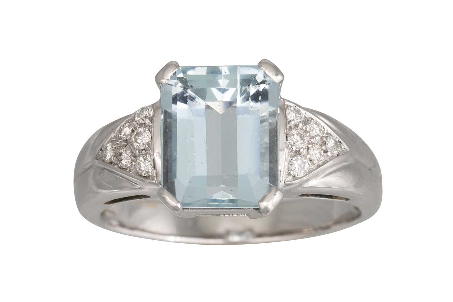 Lot 280 - AN AQUAMARINE RING, the rectangular stone to