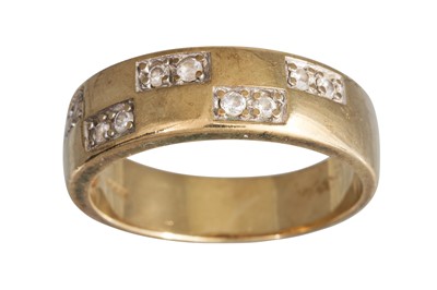 Lot 533 - A GOLD RING
