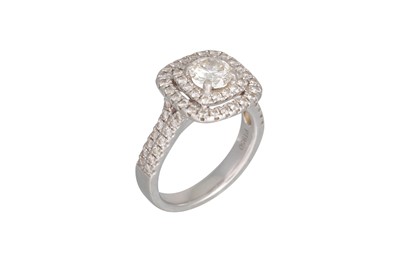 Lot 20 - A DIAMOND CLUSTER RING, the centre round...