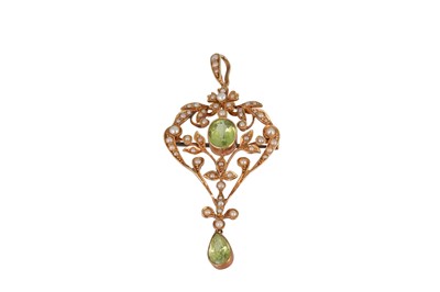Lot 147 - AN ANTIQUE PERIDOT AND SEED PEARL PENDANT, in...