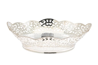 Lot 520 - A STERLING SILVER OVAL BREAD BASKET, 408 g.