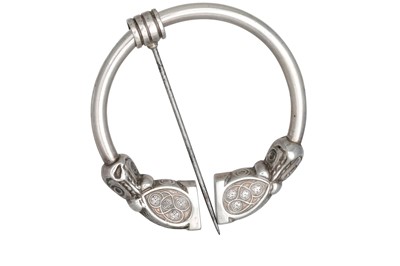 Lot 441 - AN ANTIQUE IRISH SILVER CLOAK BROOCH, a modern...