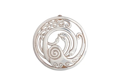Lot 441 - AN ANTIQUE IRISH SILVER CLOAK BROOCH, a modern...