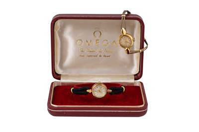 Lot 395 - A VINTAGE GOLD PLATED LADY'S OMEGA "LADYMATIC"...