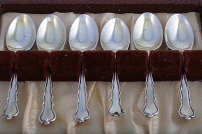 Lot 491 - A VINTAGE SET OF SIX SILVER-GILT COFFEE SPOONS,...