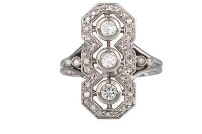 Lot 126 - AN ART DECO DIAMOND RING, of plaque form, the...