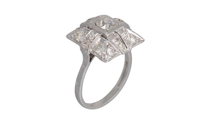 Lot 129 - AN ART DECO DIAMOND CLUSTER RING, of domed...