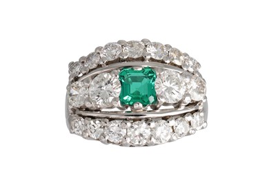 Lot 350 - A DIAMOND AND EMERALD TRIPLE ROW CLUSTER RING,...